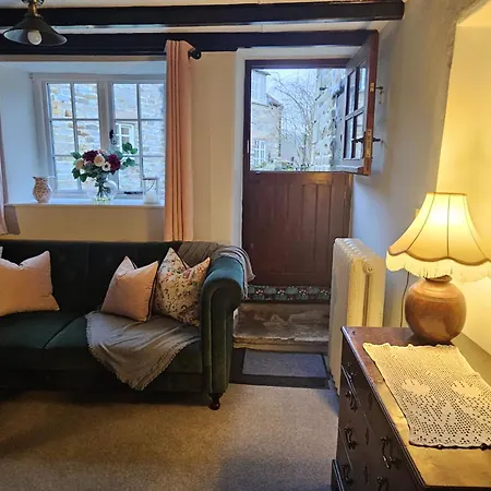 Holly Hutton le Hole