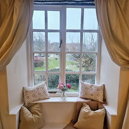 Holly Hutton le Hole